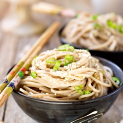 Đôi khi, đơn giản lại là tuyệt nhất. Không phải cứ những món phải nấu cầu kì mới là ngon. Mình thích những món ăn đơn giản thế này vì nó vô cùng tiện lợi những lúc bận rộn mà vẫn đảm bảo là ngon và bổ hơn ăn mì gói nhiều. Chỉ bằng vài nguyên liệu gia vị có sẵn trong nhà là chúng ta đã có thể làm ngay một tô mì trộn ngon tuyệt rồi.