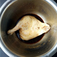Sau đó, cho đùi vịt vào âu, dùng găng tay bóp đều cho gia vị thấm đều vào vịt. Sau đó, bọc âu lại bằng màng bọc thực phẩm và cho vào tủ lạnh ướp trong 1 giờ đồng hồ.