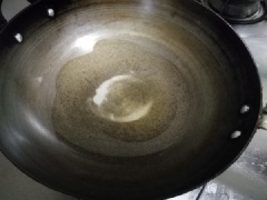 Đun nóng 2 muỗng canh dầu bắp, cho trứng đánh vào chiên chín tơi. Dùng muỗng cắt nhỏ trứng ngay trong chảo, sau đó cho trứng ra để riêng.