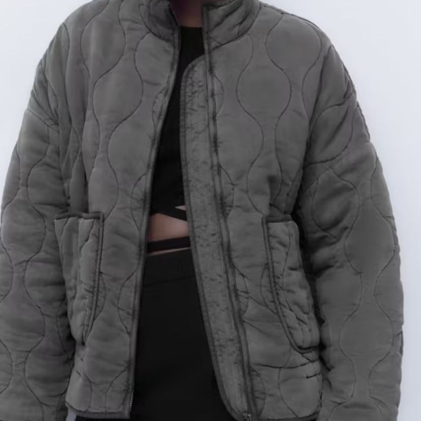 Damen-Steppjacke mit Stehkragen und Bindegürtel