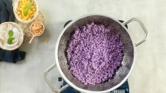 Nấu xôi lá cẩm: 300gr gạo nếp vo sạch, đem ngâm với nước lá cẩm 2-4 tiếng để gạo nếp lên màu, sau đó chắt gạo nếp ráo nước. Đun sôi nồi nước, cho 50gr lá dứa bên dưới rồi đặt xửng hấp lên trên, cho gạo nếp vào xửng, đậy kín nắp, hấp 30 phút cho xôi chín.