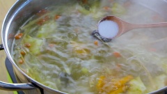 Nấu nước lẩu: cho vào chảo 2 muỗng canh dầu ăn, thêm 20gr hành tím và 20gr hành boa rô thái lát vào phi thơm. Tiếp theo cho nước dùng vào, thêm 100gr bắp Mỹ cắt miếng mỏng, 100gr cà rốt cắt mỏng, 15gr đẳng sâm, 3 trái táo tàu đen và 5gr câu kỷ tử. Đun cho nước lẩu sôi lên thì nêm nếm với 1/2 muỗng cà phê muối, 2 muỗng cà phê hạt nêm, 2 muỗng cà phê đường, khuấy đều để hòa tan gia vị. Cuối cùng cho 30gr hành lá ngò rí cắt nhỏ và 1/2 muỗng cà phê tiêu vào là có thể dọn ra dùng được rồi.