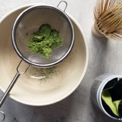 Rây bột trà xanh qua 1 cái rây, cho nước và đường vào nấu với bột matcha cho đến khi sốt đặc sánh lại. Đối với những món ăn khác ngoài đồ ngọt, bạn có thể không để đường nhé. Muốn sốt của chúng ta ngon hơn thì bạn nên dùng loại bột matcha chất lượng.