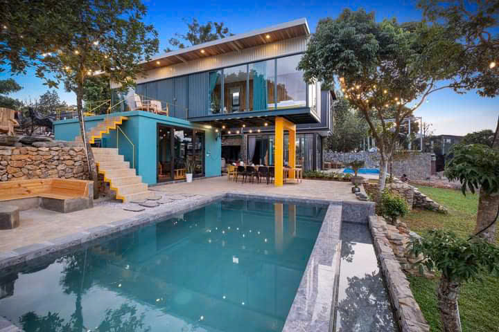 MiA House container xanh ngọc, tường đá và bể bơi riêng ở Yên Bài, Ba Vì