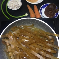 Chuẩn bị nước sôi, luộc bánh đa cho mềm, vớt ra cho chút dầu mè vào để bánh không dính vào nhau.