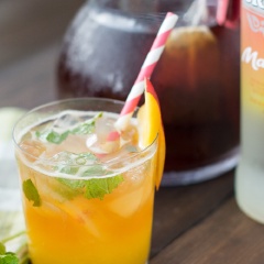 Với mỗi 2 phần thức uống bạn cho vào dụng cụ trộn cocktail gồm: 60g xoài xay, 45ml rượu rum, 30ml nước cốt chanh, 30g mật ong, 90ml nước trà đá, 2-3 lá bạc hà, ít đá viên, lắc đều rồi rót ra ly thường thức nhé!