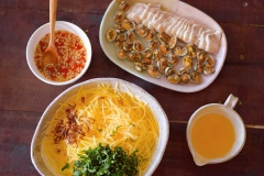 Cho tất cả hỗn hộp làm gỏi đu đủ vào tô: đu đủ, thịt luộc, sò huyết, rau thơm, hành phi.