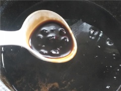 Trong nồi sạch, cho 100g đường nâu và 350ml nước lọc vào đun sôi. Đun sôi 1 nồi nước bên cạnh nồi đường, đem luộc hạt trân châu cho chín trong thì vớt ra. Cho trân châu vào nồi đường nâu. Đun tiếp cho nồi đường trân châu được dày, đặc sánh. Sau đó cho chúng vào các hũ hoặc lý thủy tinh.