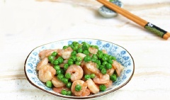 Cho món ăn ra đĩa và thưởng thức khi nóng.