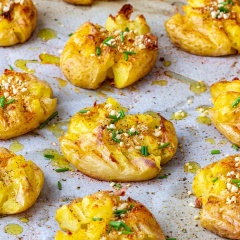 Vậy là món khoai tây nướng của chúng ta đã hoàn thành. Ngay từ khi còn trong lò, hương khoai tây nướng quyện với mùi thơm đặc trưng của dầu olive đã làm vị giác bất kì ai cũng phải "rộn rạo" mong chờ món ăn hấp dẫn này rồi.