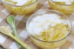 Chè bánh canh ngọt kết hợp từ sợi bánh canh bột gạo dai dai hòa quyện cùng nước đường thốt nốt ngọt thanh và gừng sợi thơm lừng kèm nước cốt dừa béo ngậy của miền Tây sông nước. Ai đã từng thử qua món này chắc chắn sẽ không quên được mùi vị đâu đấy. Bạn hãy thử làm ngay bằng công thức này nhé.
