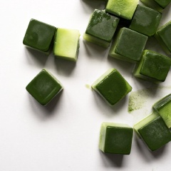 Trộn nước, bột matcha đã rây lọc và sữa đặc có đường cho đến khi matcha được hòa tan hoàn toàn và không có bất cứ chất cặn nào. Đổ hỗn hợp matcha vào khay đá và cho vào ngăn đá đóng băng.