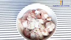 Ướp thịt: cho thit vào tô thêm 1/2 lượng hành và tỏi đã chuẩn bị, 1 muỗng hạt nêm, 2 muỗng nước mắm, 1/2 muỗng muối. Trộn đều hỗn hợp lên,sau đó để 20 phút cho thịt thấm gia vị.
