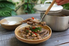 Hành lá cắt khúc cùng với 1 vài miếng ớt rắc lên mặt sẽ khiến món ăn thêm phần đẹp mắt và ngon miệng. Múc ra dĩa và nhâm nhi cùng đồng bọn thôi!