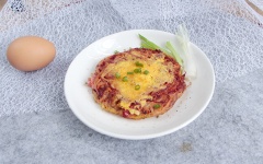 Cho bánh trứng rau củ ra đĩa, trang trí đẹp mắt, rắc thêm ít muối tiêu là có thể dùng. Có thể dùng với tương ớt nếu thích vị cay nhé!