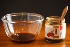 Trộn đều hỗn hợp: 1 muỗng canh dầu hào và 2 muỗng canh sốt đậu. Cuối cùng, xếp thịt và rưới đều hỗn hợp sốt lên đĩa phở. Bạn đừng quên rắc thêm rau mùi để trang trí và trộn đều khi thưởng thức nhé! Nhoáng một cái, món phở trộn với cách làm không thể đơn giản hơn đã hoàn thành ngay! Sợi phở dai ngon trộn đều với thịt luộc và hỗn hợp sốt đậm đà, có thêm đậu phộng rang giòn thơm thật hấp dẫn! Đặc biệt, phở trộn cùng dưa leo bào mỏng thanh mát nên ăn hoài mà chẳng sợ ngán đâu nha!