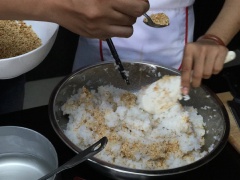 Pha hỗn hợp giấm đường trộn cơm cuộn rong biển: Cho 1 muôi canh giấm và 2 muôi canh đường, một ít muối vào một cái tô khuấy cho đường tan hết. Tiếp đến, múc 4 chén cơm ra thố sạch, dàn đều cơm cho cơm tơi, đổ hỗn hợp mới pha xong vào cơm, tiếp theo cho mè đã rang chín vào cùng, trộn đều.