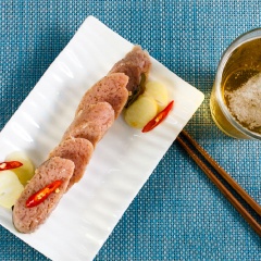 Cho nem vào hộp kín, để nhiệt độ phòng trong 24-36 giờ cho nem lên men. Sau đó lấy nem ra khỏi hộp giữ trong tủ lạnh, ăn dần. Những buổi tiệc cuối năm không thể thiếu món nem truyền thống, nhưng vấn đề an toàn thực phẩm khiến bạn ngần ngại mua nem ngoài hàng thì nay đã có giải pháp rồi bạn nhé. Làm nem tại nhà giờ đây dễ dàng hơn và đảm bảo sạch sẽ từ giai đoạn chọn nguyên liệu đến lúc chế biến. Hơn nữa chiếc nem mà bạn làm ra hẳn phải vừa khẩu vị gia đình bạn hơn, không còn vị quá ngọt hay quá chua như khi đi mua nữa. Những ngày nghĩ lễ hãy thực hiện món nem này để cho bữa cơm đoàn viên thêm ý nghĩa nhé.