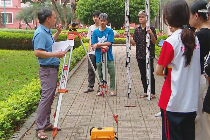 Hơn 20 trường đại học đổi lịch, dạy online để sinh viên nghỉ lễ 8-9 ngày - Đài Phát thanh và truyền hình Hà Nội
