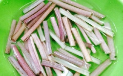Bông súng tước vỏ rồi ngắt khúc 5 cm. Bông súng rửa sạch, để ráo.