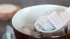 Khoai môn gọt vỏ, rửa sạch, cắt khúc. Bắc một nồi nước, cho 300gr khoai môn cắt khúc vào luộc chín. Vớt khoai ra để ráo nước, chia ra làm 2 phần bằng nhau.