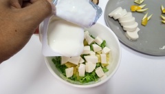 Rau mầm sau khi rửa sạch cho vào 1 tô lớn, thêm lần lượt vào cam tươi, đậu hũ non, đổ tiếp 1 hũ sữa chua vào, sau đó dùng đũa trộn nhẹ nhàng cho đều lên là được.