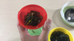 Cho thạch và trà sữa vào chai. Vậy là món trà thái đã hoàn thành rồi, măm măm thạch và thưởng thức trà sữa thật tuyệt.