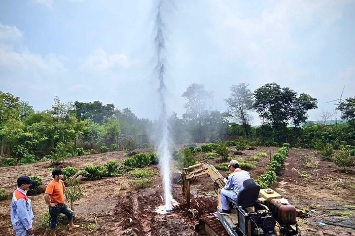 Xã Chư Prông kiểm tra hiện tượng giếng khoan phun cột nước gần 15 m - Báo Gia Lai
