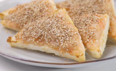 Cho bánh ra đĩa và thưởng thức.
