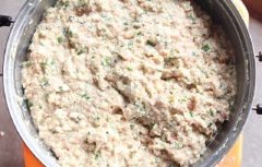 Hành lá cắt nhuyễn, cho vào tô lớn cùng với 1kg thịt heo bằm, 500g đậu hũ trắng, 200g bột mì, 7 trứng gà, 1 muỗng cà phê muối, 1 muỗng canh nước tương, 1 muỗng cà phê đường, 1 muỗng cà phê rượu trắng, dùng tay bóp và nhồi thành hỗn hợp đồng nhất.