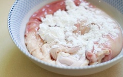 Bao tử heo mua về rửa sạch, cho vào tô cùng 1 muỗng cà phê muối, 1 muỗng canh bột bắp, bóp đều.