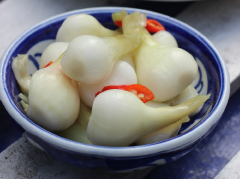 Hũ muối hành chần qua nước sôi rồi để ráo. Sau đó xếp hành vào hũ sành hoặc thuỷ tinh, thêm vài lát ớt vào rồi đổ nước giấm đã đun vào. Dùng vật nặng chèn xuống cho hành ngập nước. Khi dùng bạn nhớ dùng đũa sạch để gấp hành ra rồi đậy lại thật kín nhé. Chúc các bạn thành công.