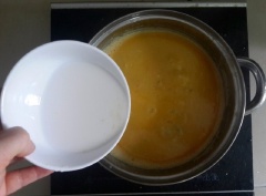 Cho 1 muỗng canh bột năng vào chén hòa tan với nước sau đó cho vào nồi súp. Đánh tan trứng gà trong 1 cái chén sau đó cho từ từ vào nồi súp, sôi lại tắt bếp.
