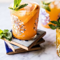 Cho đá vào ly, rót phần nước trong bình ra ly, rót nước soda vào và thưởng thức. Các màu sắc của cốc nước cũng hài hòa, vàng ươm rất đẹp mắt, cách làm lại không hề khó, rất đáng để thử ngay.
