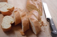 Cắt bánh mì thành từng miếng xéo nhỏ. Sau đó phết dầu ăn lên phía trên rồi đem đi nướng ở 180 độ C trong vòng 15 phút.