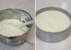 Đổ hỗn hợp vào khuôn, dùng khăn ăn thấm vỡ các bọt bong bóng, rồi cho vào lò nướng ở 160 độ C trong 33-38 phút. Khi thấy bề mặt bánh chuyển màu vàng nâu cà phê là đạt.