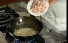 Tiếp theo, cho thịt ba chỉ vào, xào đến khi thịt săn lại. Nêm gia vị 1 muỗng canh nước mắm, 1 muỗng canh đường trắng, 1 muỗng cà phê hạt nêm, 1/2 muỗng cà phê tiêu, ớt vào, đảo đều.