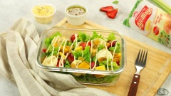 Món salad này rất tiện lợi để gia đình bạn có thể mang đi làm, ăn sáng hoặc ăn trưa. Với vị chua nhẹ của chanh, kết hợp cùng vị ngọt của xoài và độ béo, sánh của xốt mayonnaise, salad hạt chia hứa hẹn sẽ là món đưa cơm vô cùng bổ dưỡng cho cả nhà.