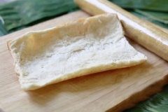 Bánh mì cắt dọc bỏ bớt phần ruột, cán phẳng.