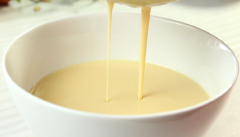 Đổ hỗn hợp sữa và trứng vào cùng với nhau. Để hỗn hợp bánh flan bí đỏ không có mùi tanh của trứng, cho thêm 1 muỗng café vani vào khuấy đều. Cuối cùng lọc qua rây từ 2-3 lần để hỗn hợp flan được mịn.