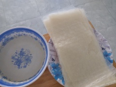 Tiến hành nhúng bánh tráng bằng nước sôi để nguội và cho những nguyên liệu đã chuẩn bị vào cuốn.