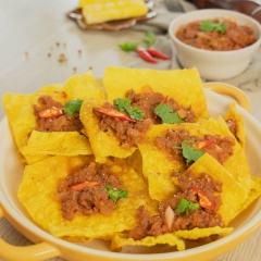 Hoành thánh được chiên giòn rôm rốp ăn kèm với sốt bò cay thơm phức càng làm cho món ăn thêm phần hấp dẫn, nhìn là thèm, ăn là ghiền.