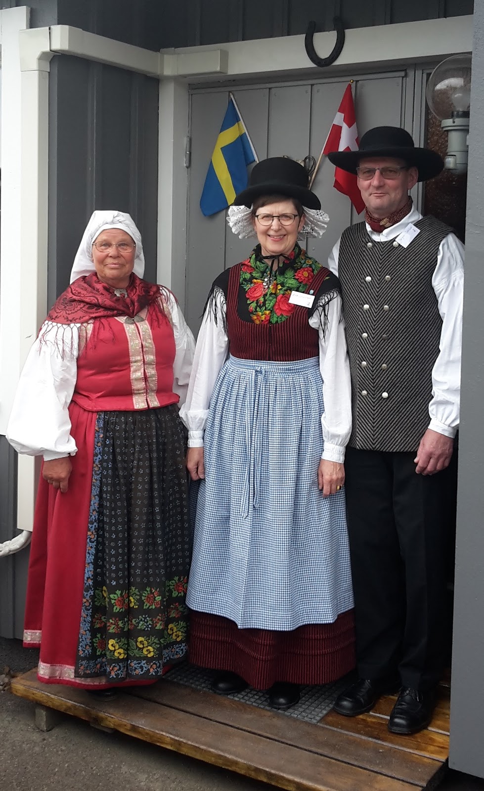 2018 gästades Nybro folkdanslag av sina nordiska folkdansvänner från Lemvig i Danmark. Irma har Möredräkt i rött halvsiden, svart linneförkläde med oljefärgstryck och vitt huckle, den gifta.