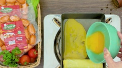 Bắc chảo nóng, từ từ cho 1/2 chỗ trứng vào chảo, chiên trong 2 phút thì cho thêm 1 lá rong biển vào, chiên tiếp đến khi mặt trứng hơi se lại thì từ từ cuộn lại rồi kéo về sau. Tiếp theo cho phần trứng còn lại vào chảo rồi cho thêm rong biển, chiên tiếp đến khi mặt trứng se lại thì tiếp tục cuộn lần 2.
