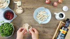 Rau xà lách xoong nhặt lấy lá non, bỏ rễ và lá vàng, rửa sạch. Nấm bào ngư cắt bỏ gốc, rửa sạch, xé thành sợi nhỏ.
