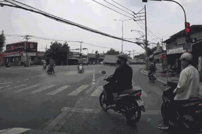 Đâm liên hoàn xe máy tại giao lộ, xe tải tiếp tục lao vào nhà dân ở TP.HCM - Tạp chí Thương Gia