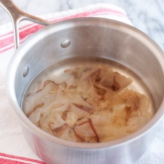 Tiếp theo, cho cá ngừ bào khô (katsuobushi) vào nồi đun lửa nhỏ trong khoảng 1 phút. Chú ý không đảo vì sẽ làm nước dùng bị vẩn đục, mất ngon.