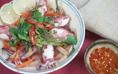Bày trí mực trứng hấp ra đĩa. Xếp thêm vài lát chanh ớt cắt lát lên trên dĩa mực. Rưới nước mắm gừng lên và thưởng thức thôi nào.