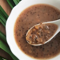 Múc chè ra bát và thưởng thức. Bạn cảm thấy mệt mỏi sau những ngày làm việc mệt nhọc hay đơn giản là cơ thể cần được giải nhiệt, 1 chén chè đậu xanh nguyên vỏ bột báng sẽ giúp bạn lấy lại tinh thần. Nhìn là đã muốn ăn rồi đấy!