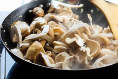 Thịt gà rửa sạch, cắt miếng vừa ăn. Nấm đông cô khô cho vào tô nước ngâm nở mềm khoảng 20 phút rồi vớt nấm ra vắt ráo nước. Phần nước ngâm nấm chính là nước dùng nấm đấy. Nấm tươi rửa sạch, xắt miếng vừa ăn. Đun nóng chảo dầu, cho tỏi, gừng vào phi thơm 30 giây. Sau đó cho thịt gà vào đảo cho chín tái rồi cho nấm tươi vào xào 2 - 3 phút.